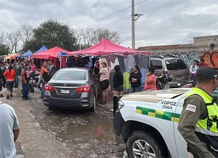 Automovilista se impacta contra puestos de comerciantes en la colonia Estrellas de Oriente
