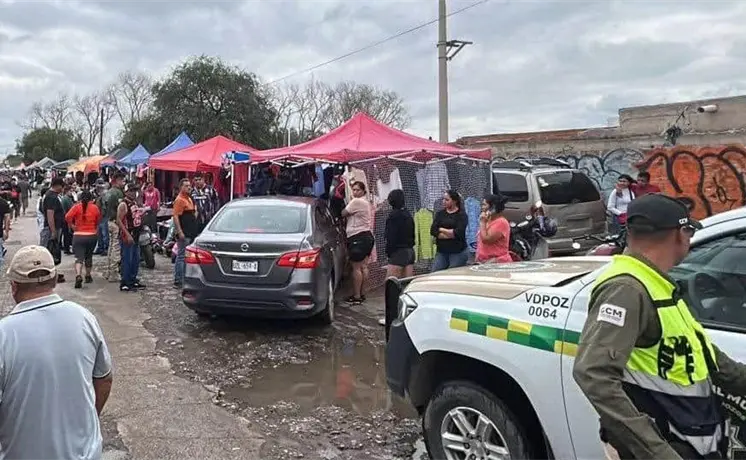 Automovilista se impacta contra puestos de comerciantes en la colonia Estrellas de Oriente