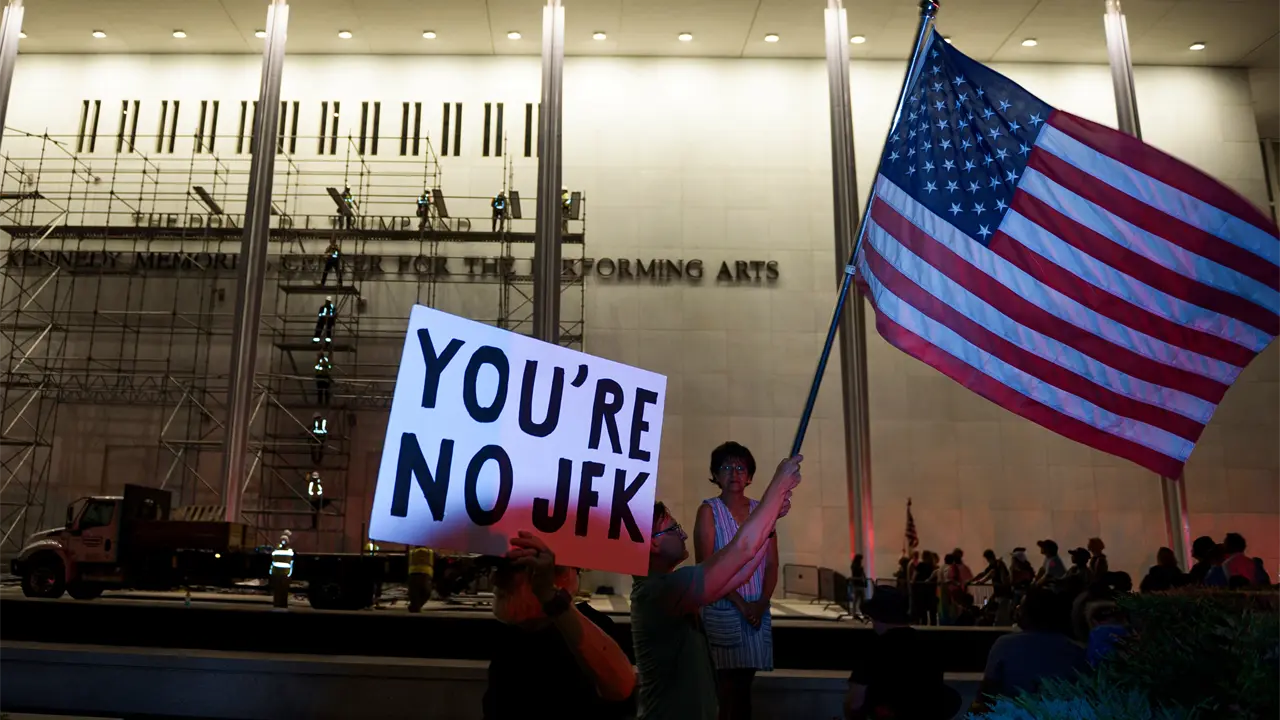 Centro Kennedy retira nombre de Donald Trump tras orden judicial