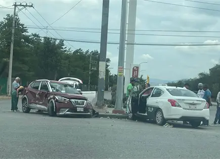 Choque entre taxi y camioneta deja solo da&ntilde;os materiales en la carretera 57.