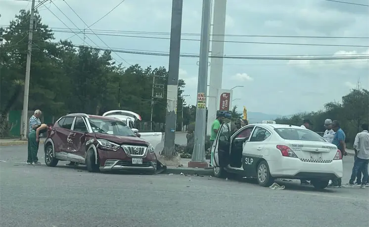 Choque entre taxi y camioneta deja solo da&ntilde;os materiales en la carretera 57.