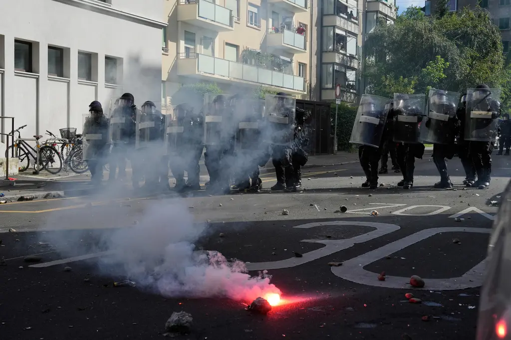 Choques entre manifestantes y policía marcan protestas en Ginebra