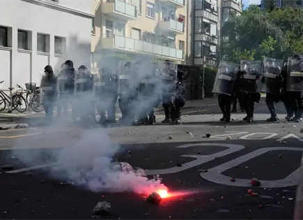 Choques entre manifestantes y policía marcan protestas en Ginebra Choques entre manifestantes y policía marcan protestas en Ginebra