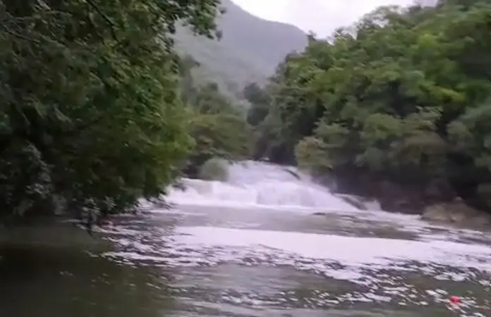 Cierran más parajes por crecientes del agua