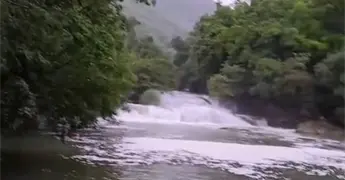 Cierran m&aacute;s parajes por crecientes del agua