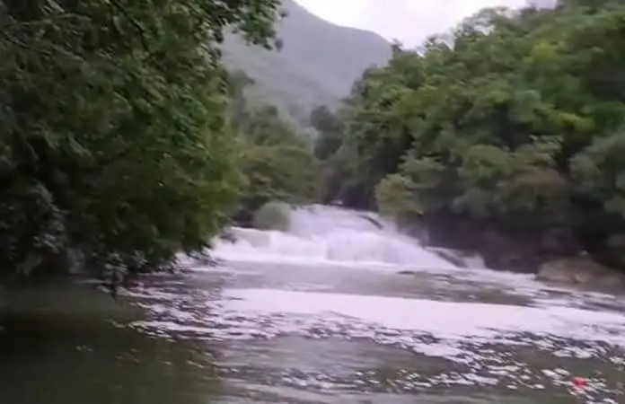 Cierran m&aacute;s parajes por crecientes del agua