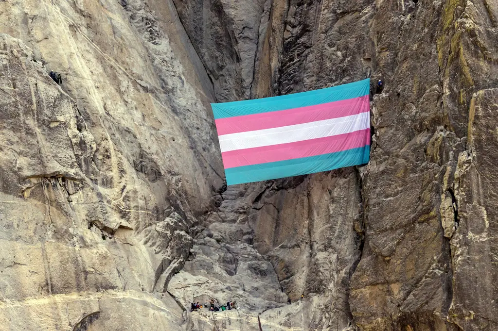Guardabosques no binario pierde demanda tras izar bandera trans en Yosemite