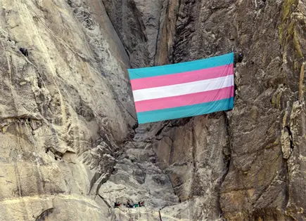Guardabosques no binario pierde demanda tras izar bandera trans en Yosemite Guardabosques no binario pierde demanda tras izar bandera trans en Yosemite