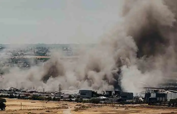 Incendio en almac&eacute;n arde por 3er d&iacute;a