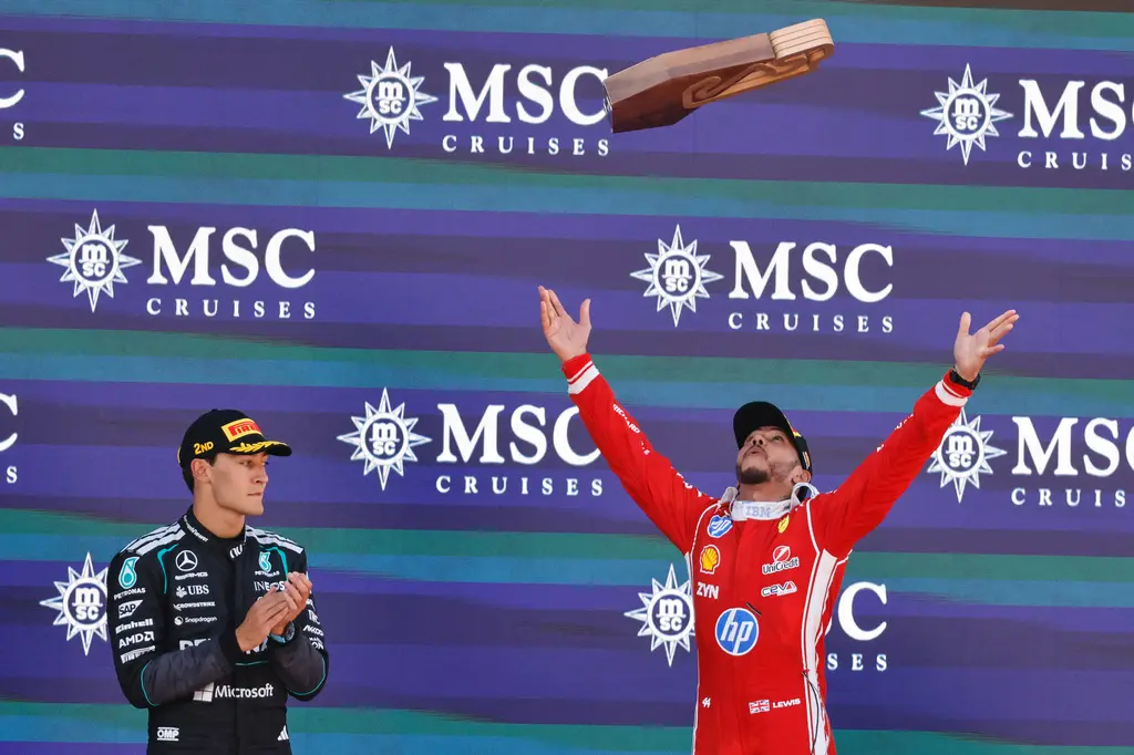 Lewis Hamilton gana en Barcelona y celebra primera victoria con Ferrari