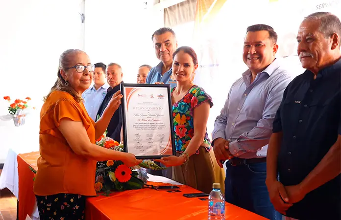 Premian a varios profes por años en la docencia