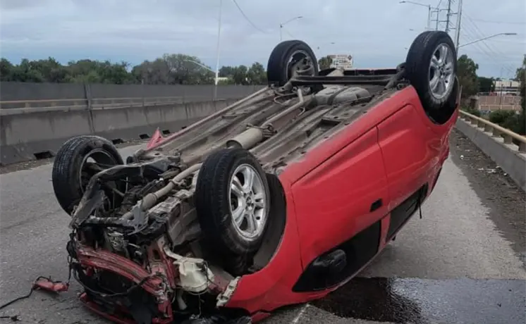 Vuelca auto tras chocar contra muro de contenci&oacute;n