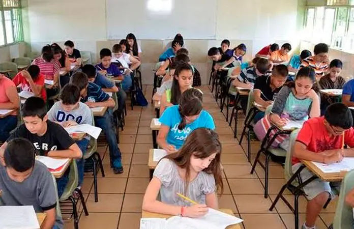 Alumnos presentan examen de ingreso a nivel secundaria