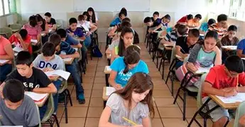 Alumnos presentan examen de ingreso a nivel secundaria