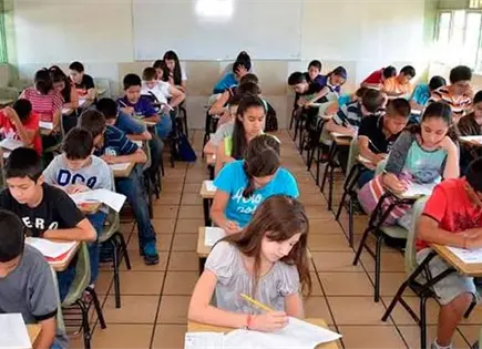 Alumnos presentan examen de ingreso a nivel secundaria