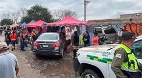 Conductor se va contra puestos en Abastos