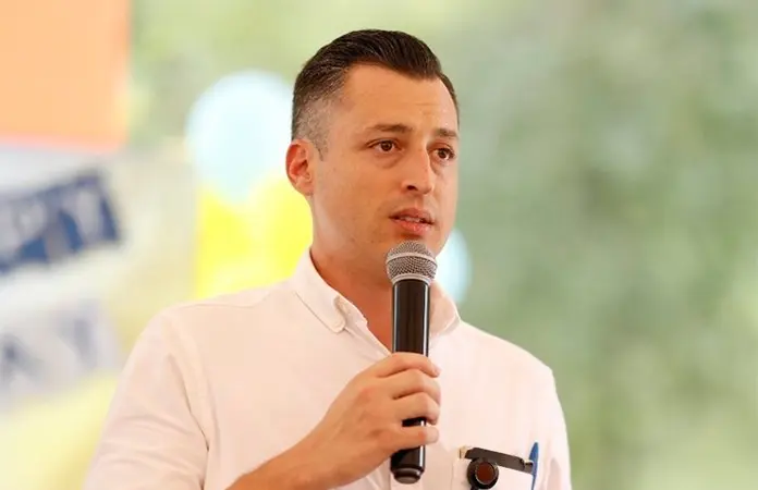 Entrega apoyos aquí, Luis Donaldo Colosio