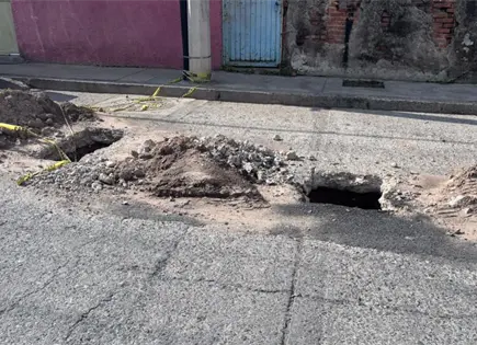 Persisten fuga en Las Piedras; Interapas dej&oacute; zanjas abiertas