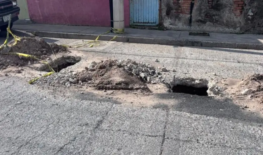 Persiste fuga en Las Piedras; Interapas dejó zanjas abiertas