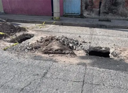 Persiste fuga en Las Piedras; Interapas dejó zanjas abiertas Persiste fuga en Las Piedras; Interapas dejó zanjas abiertas