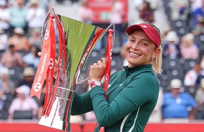Vekic vence a Raducanu y conquista el Queen´s