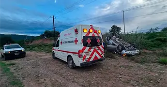 Vuelca auto; deja cuatro lesionados