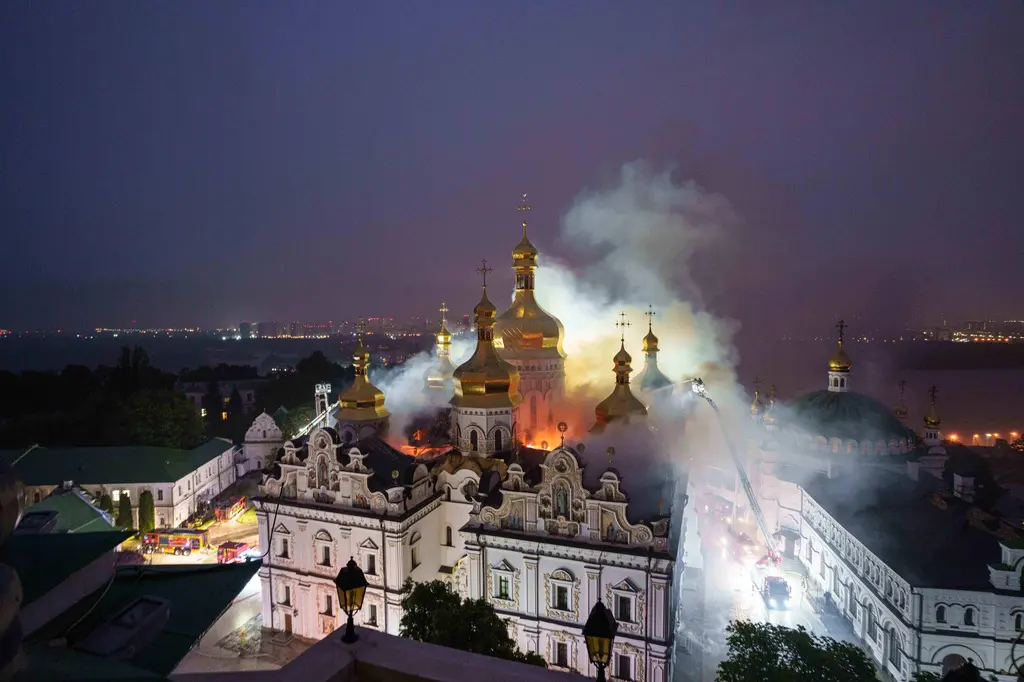 Zelenskyy denuncia ataque ruso a patrimonio cultural en Kiev