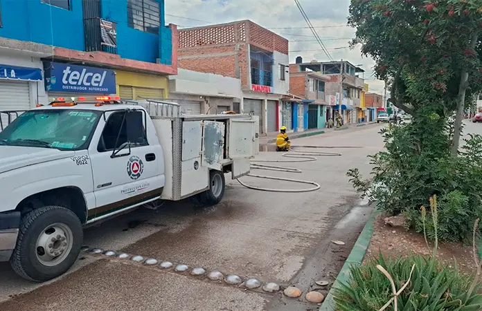 Atienden fuga de gas en la Av. Seminario