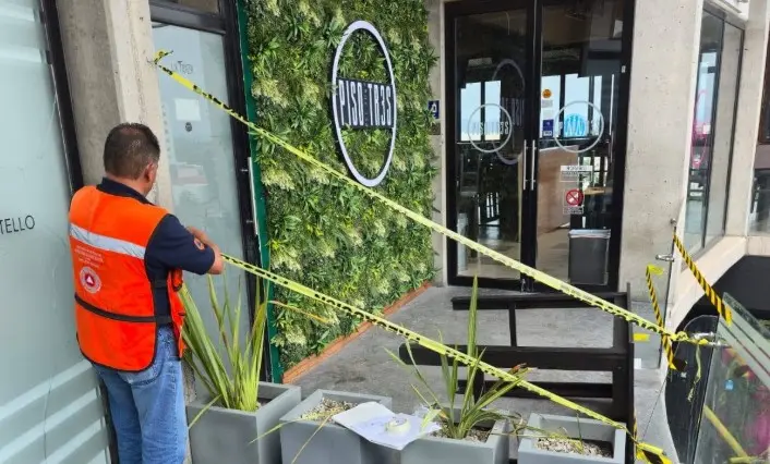 Cae cristal en Plaza Guadalcázar; inhabilitan parte del inmueble