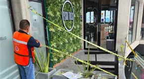 Cae cristal en Plaza Guadalcázar; inhabilitan parte del inmueble