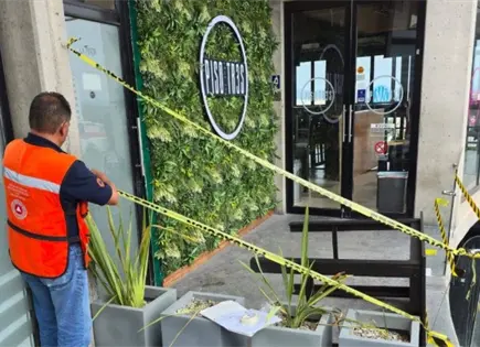 Cae cristal en Plaza Guadalc&aacute;zar; suspenden parte del inmueble