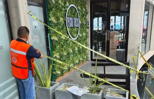 Cae cristal en Plaza Guadalc&aacute;zar; inhabilitan parte del inmueble