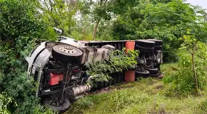 Cami&oacute;n cargado con huevo vuelca en la Valles-Tamazunchale