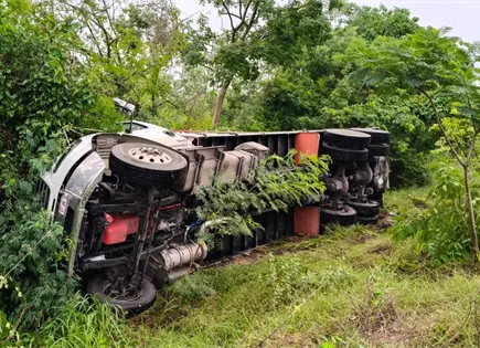 Cami&oacute;n cargado con huevo vuelca en la Valles-Tamazunchale