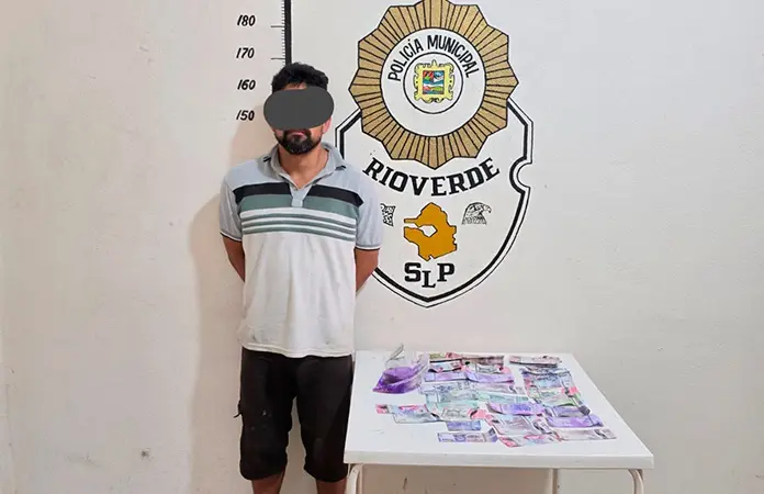 Detienen a sujeto con billetes falsos