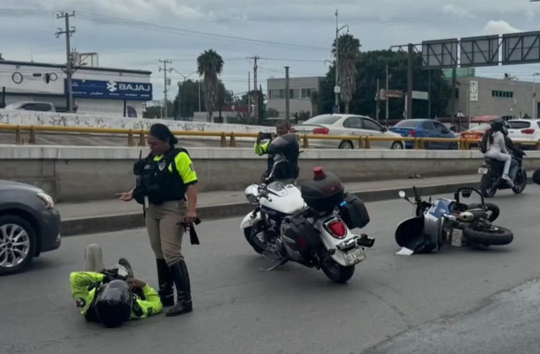 Embisten a policía en motocicleta en lateral de Salvador Nava