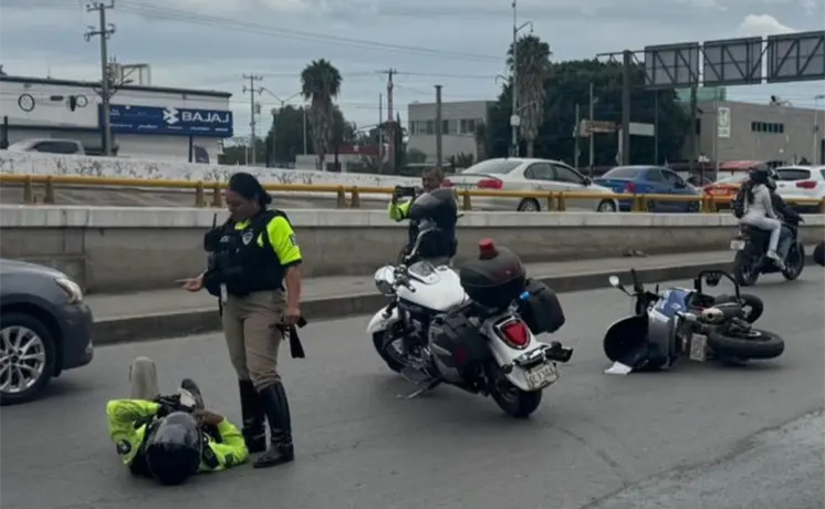 Embisten a policía en motocicleta en lateral de Salvador Nava Embisten a policía en motocicleta en lateral de Salvador Nava