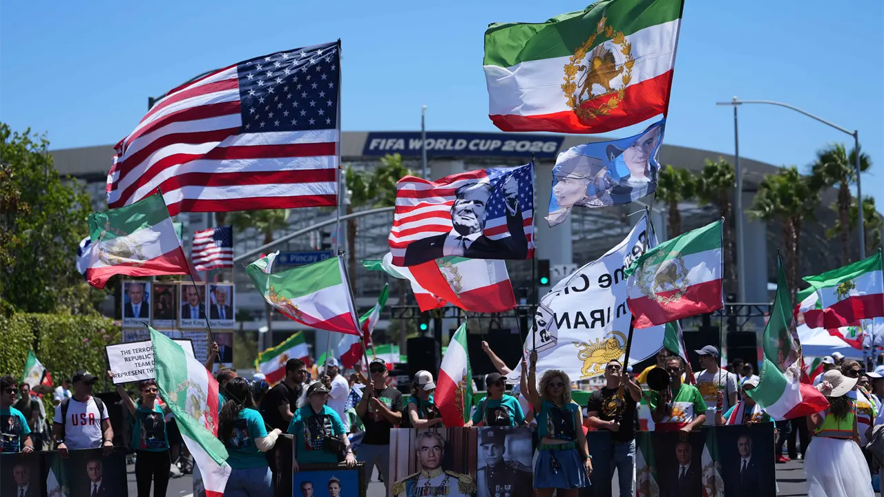Iraní-estadounidenses dividen opiniones y protestan en Los Ángeles