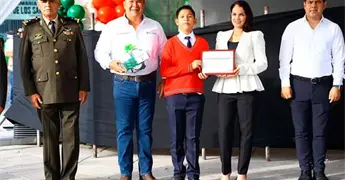 Reconocen autoridades a docentes y estudiante
