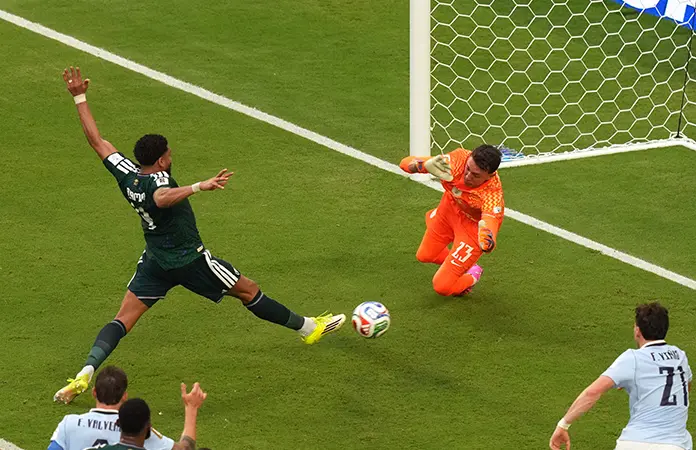 Rescata Uruguay empate ante Arabia