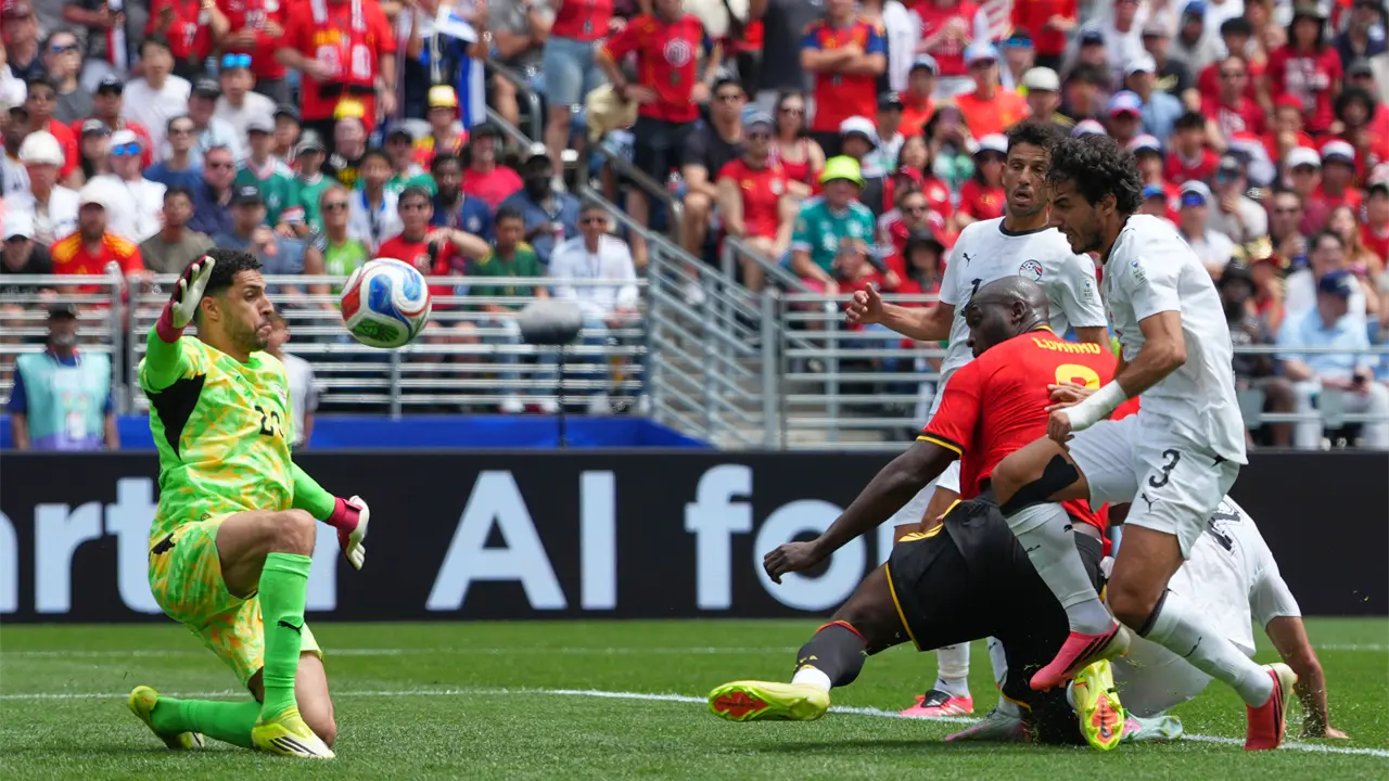 Romelu Lukaku anota gol decisivo para Bélgica en Mundial
