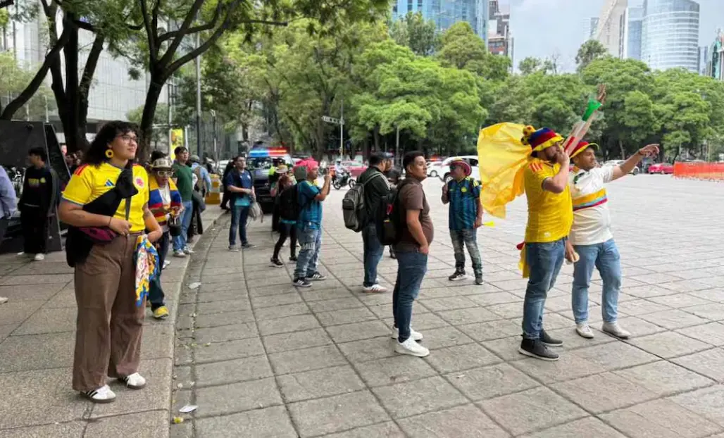 Aficionados de Colombia se reúnen en Ángel de la Independencia