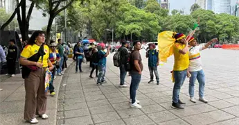 Aficionados de Colombia se re&uacute;nen en &Aacute;ngel de la Independencia