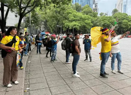 Aficionados de Colombia se re&uacute;nen en &Aacute;ngel de la Independencia