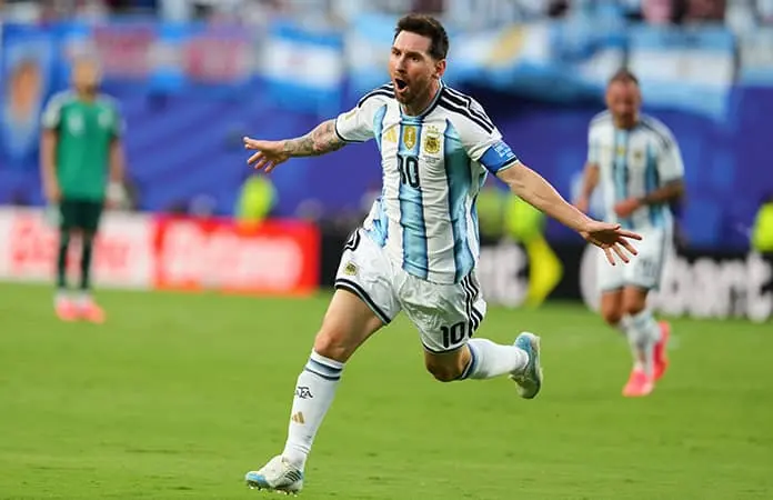 Argentina golea a Argelia en el debut