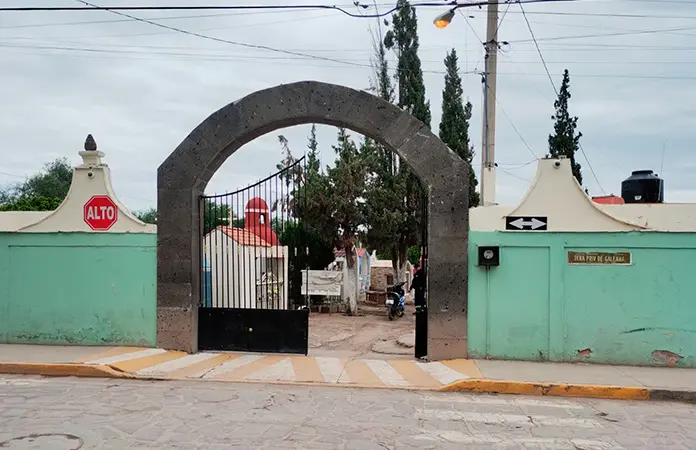 Arreglan panteones en Pozos previo al Día del Padre