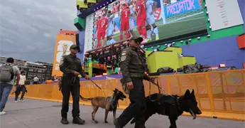 Binomios caninos de la Defensa vigilan el FIFA Fan Fest del Z&oacute;calo