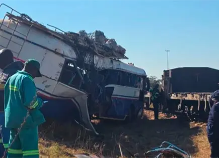 Brutal choque entre tren y autobús al sur de Zimbabue Brutal choque entre tren y autobús al sur de Zimbabue