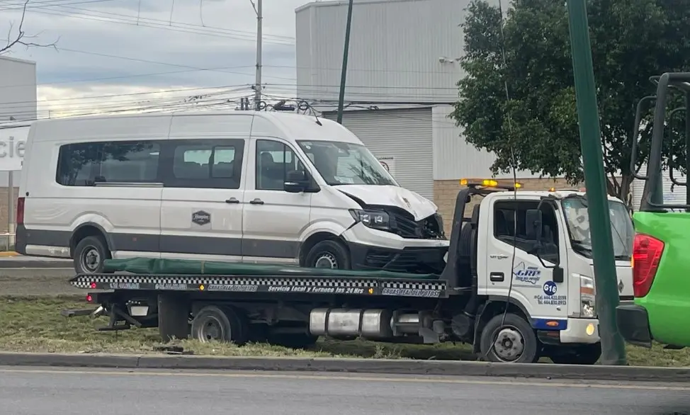 Transporte de personal derriba poste en carretera 57