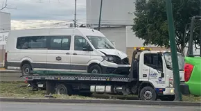 Transporte de personal derriba poste en carretera 57